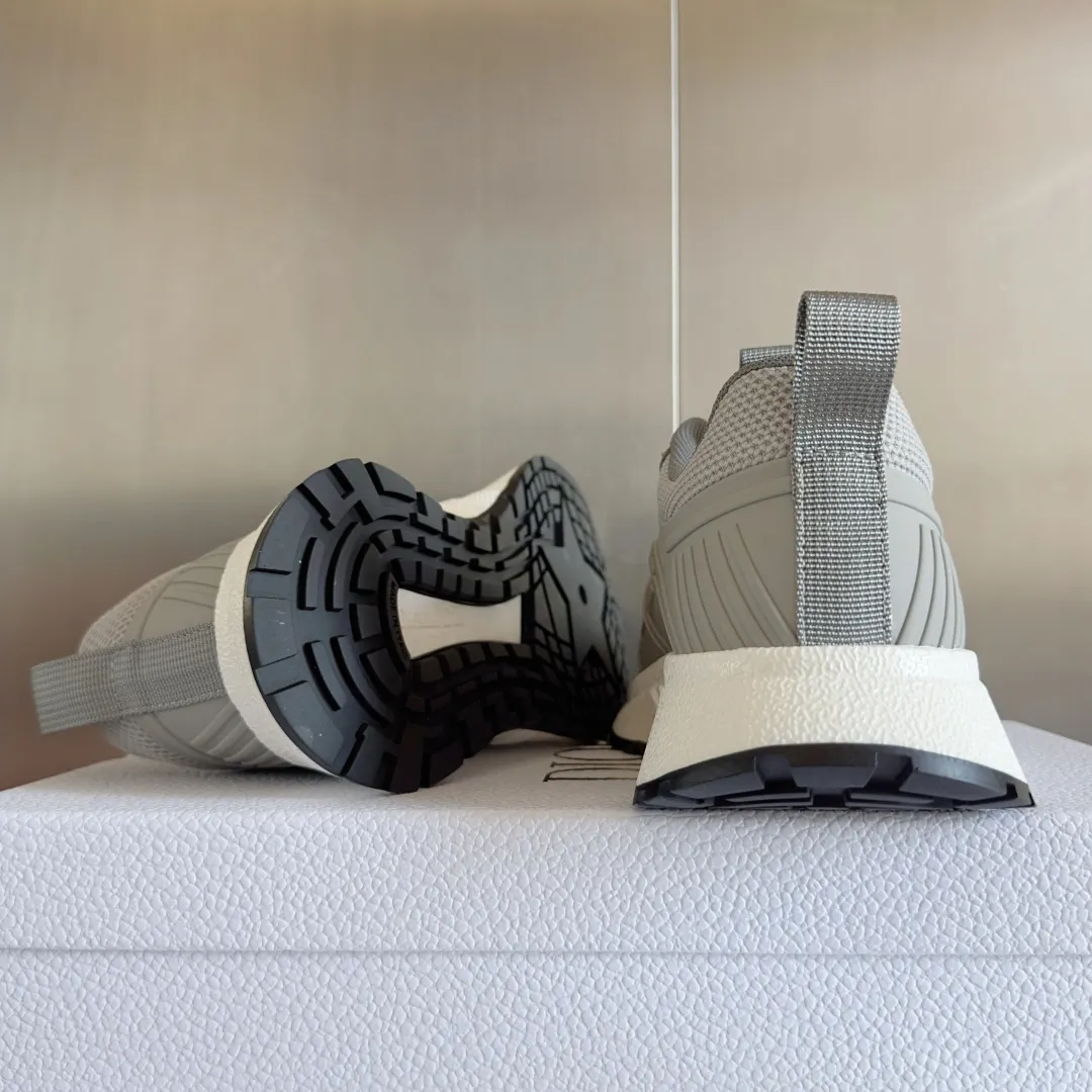 [Dior Dior] P: 640💰Couple model Size: Female: 35-40 (customized at 41), male 39-44. (customized at 45) 2025 Dior Dior autumn and winter new couple model, thick-soled casual sports shoes, originally purchased and developed to reinterpret the sports style with an elegant and fashionable shape. The upper is crafted from white mesh fabric and features the Christian Dior Paris signature on the laces and heel. The exquisite two-color sole is light and soft, which can add a high-end temperament to all kinds of casual looks. The delivery counter is exquisitely packaged🛍📦 ▪️Material: Original custom imported first-layer cowhide ▪️Inner lining: Imported soft sheepskin lining ▪️Sole: Original open-molded anti-slip rubber material ▪️Sole thickness: 4CM